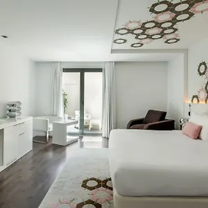 Mate Carla, Hotell